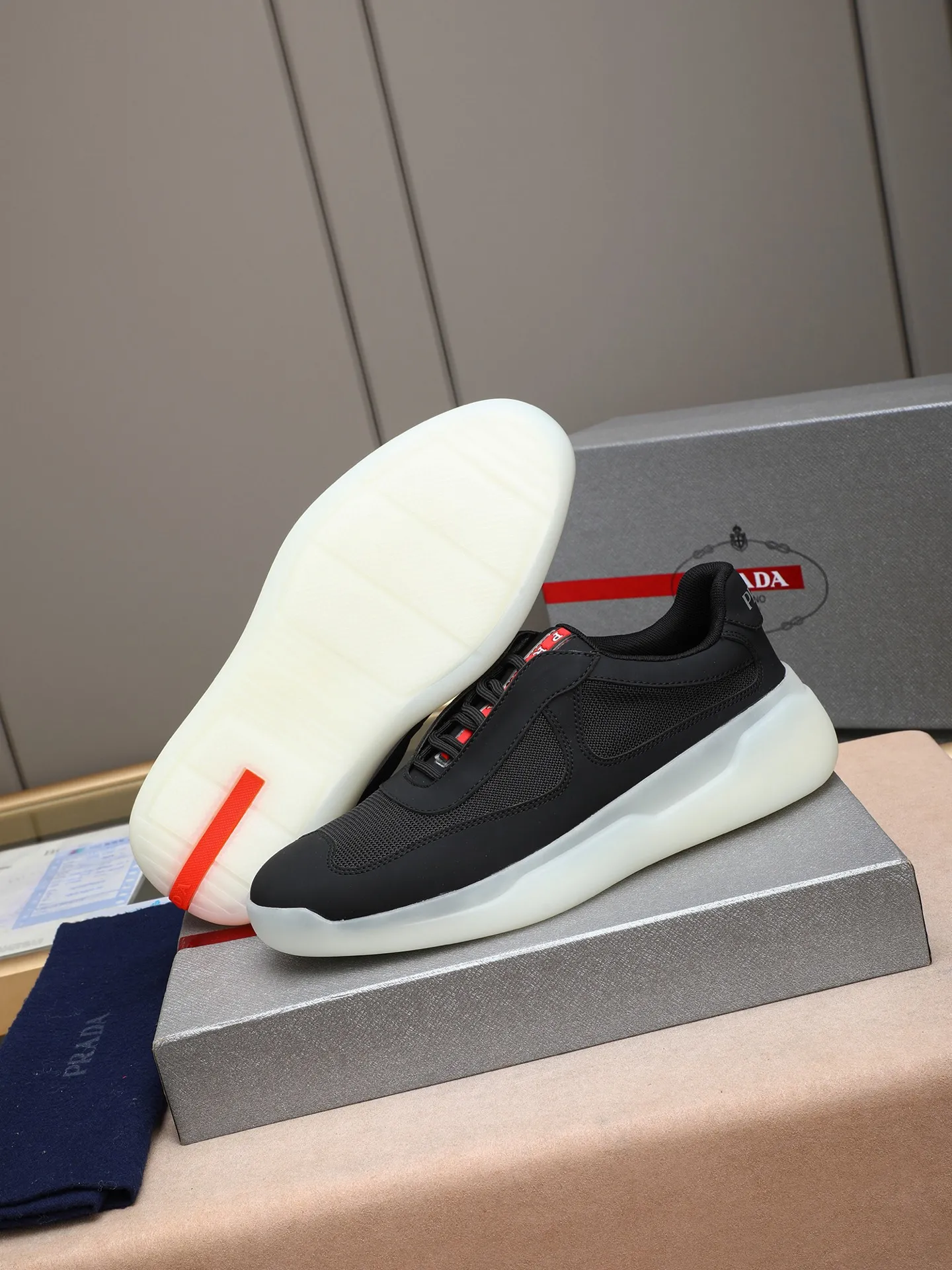 Men's shoes💰420 Prada/Prada sneakers👟! Low-top lace-up sports shoes, fashionable and elegant style. Made of top-layer cowhide leather spliced ​​with breathable mesh. Soft, comfortable and breathable. Logo lettering on the tongue. Finely crafted details. Lightweight foam sole, fashionable and versatile‼ ️size: 38-44 (45 customized